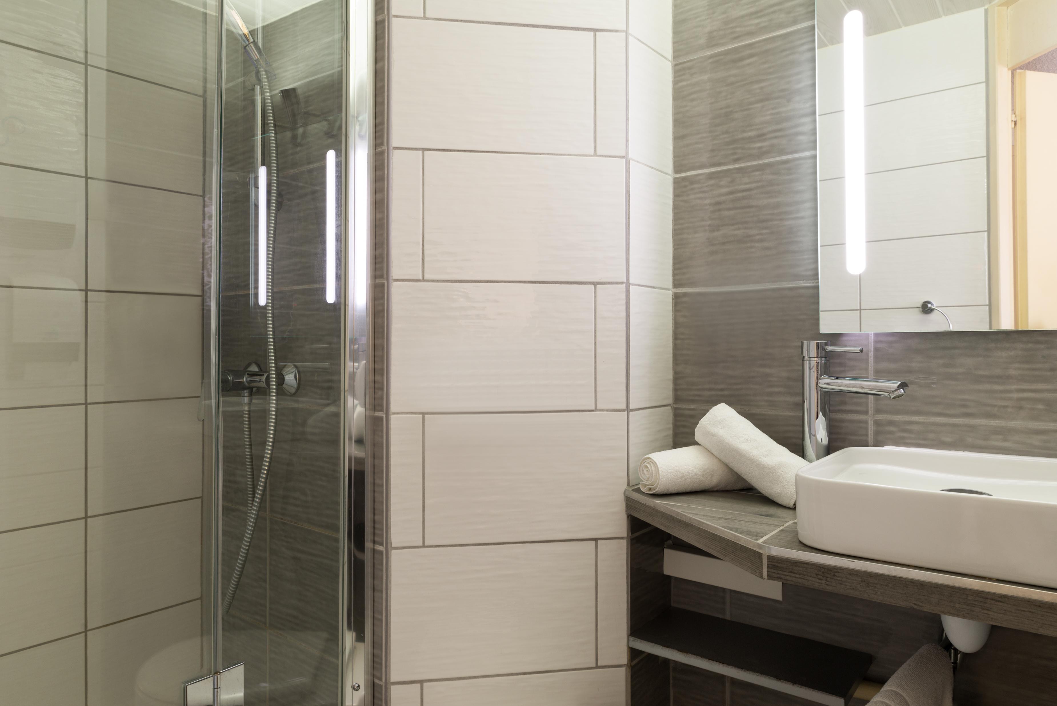 Hotel The Originals Romans-Sur-Isere Le Clos Des Tanneurs ภายนอก รูปภาพ
