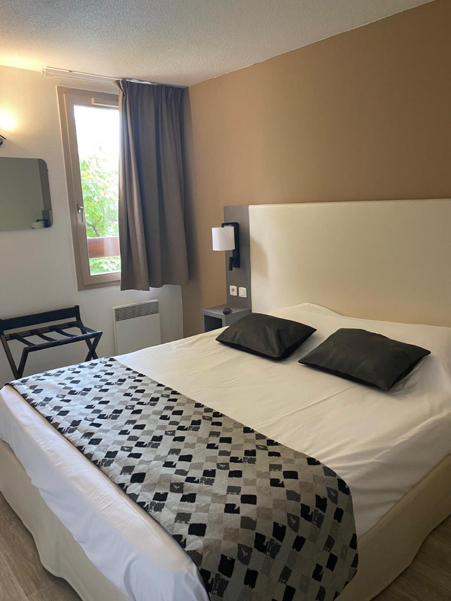Hotel The Originals Romans-Sur-Isere Le Clos Des Tanneurs ภายนอก รูปภาพ